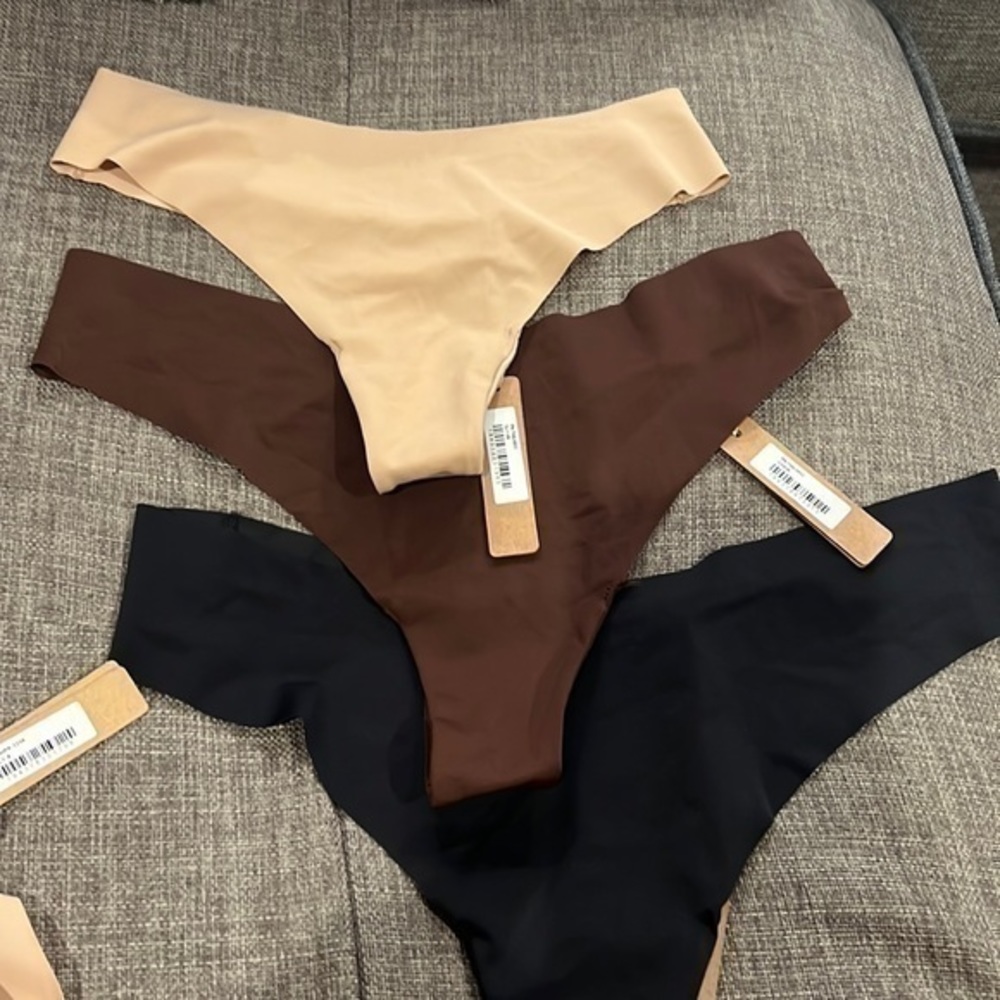 Skims Free cut Mid Waist thong - Picture 1 of 5